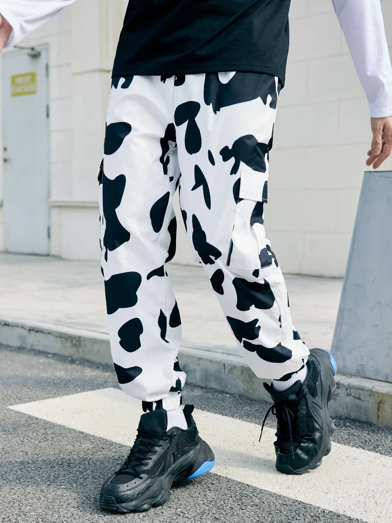 

Guys Cow Print Flap Pocket Cargo Pants