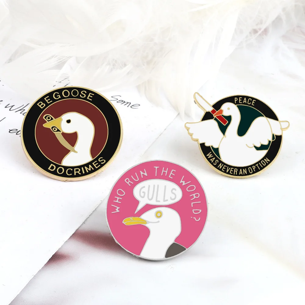 Kiss Jewelry Funny White Goose Carrying a Knife Enamel Brooch Pins Women Men Cute Backpack Hat Shirt Collar Lapel Pin Party Gift