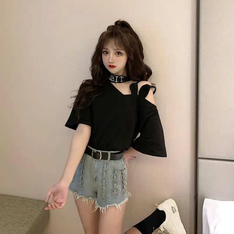 Женская футболка с открытыми плечами и вырезом лодочкой