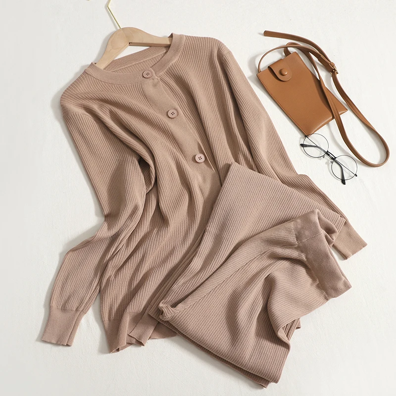 

Модный вязаный костюм, женский осенний Новый темпераментный однотонный топ с разрезом, тонкие брюки с широкими штанинами, комплект из двух ...