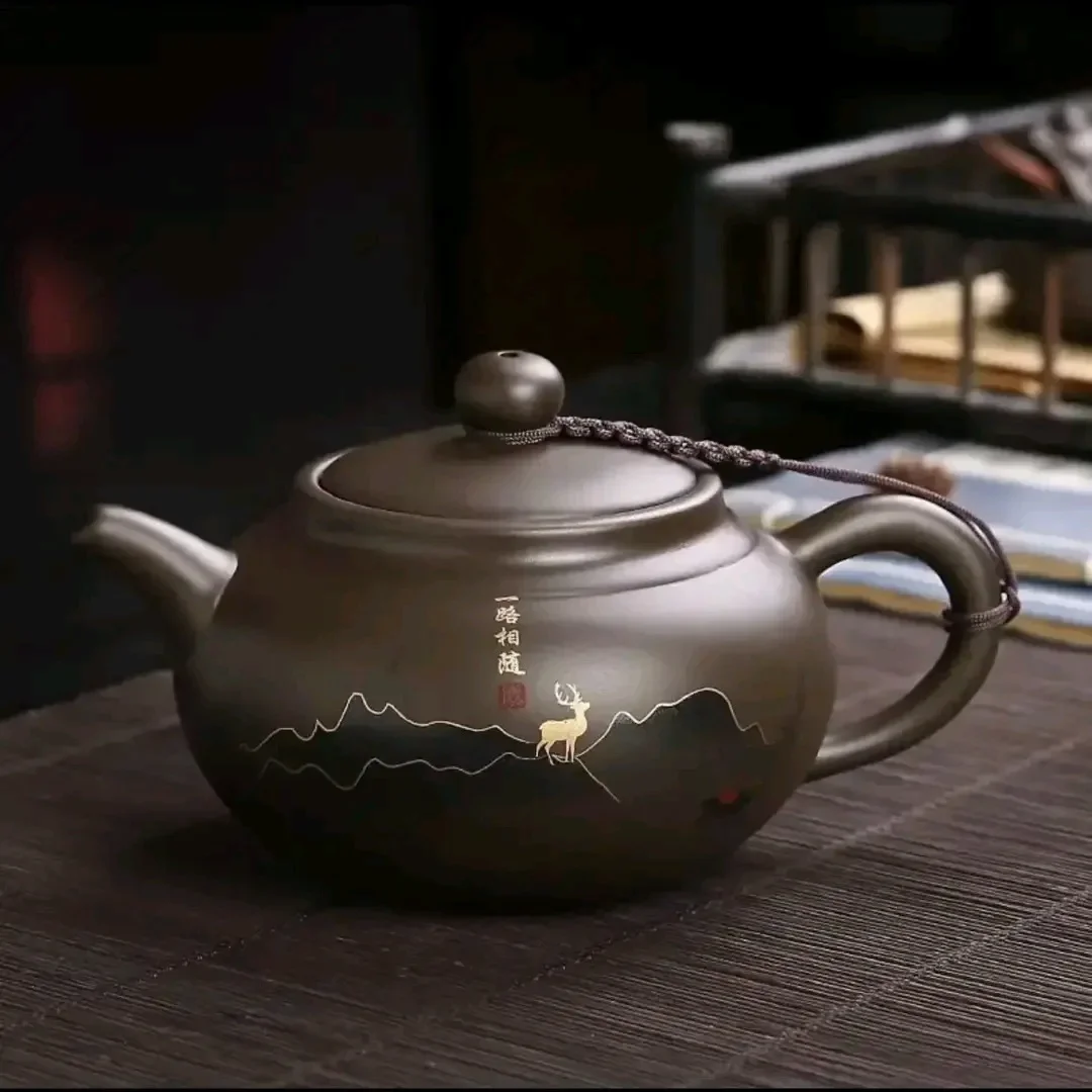 

Фиолетовый чайник из Исинской глины ручной работы