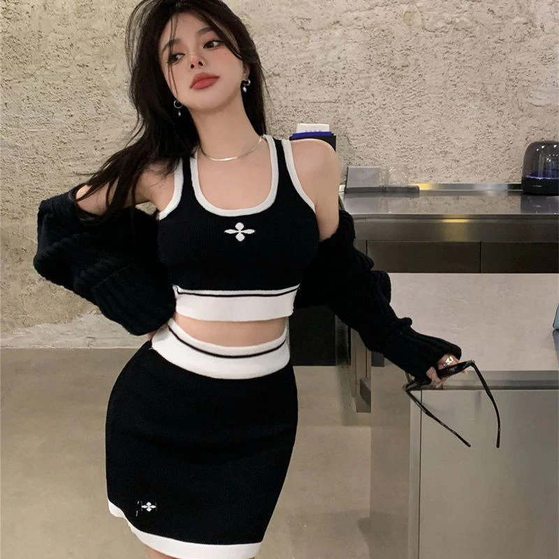 Женский трикотажный костюм с контрастной юбкой и лямкой на шее