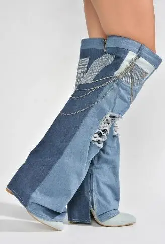 

Женские джинсы в стиле пэчворк, синие, розовые, черные декорированные серебристыми цепочками, со стразами, с острым носком, высокие сапоги до колена на квадратном каблуке