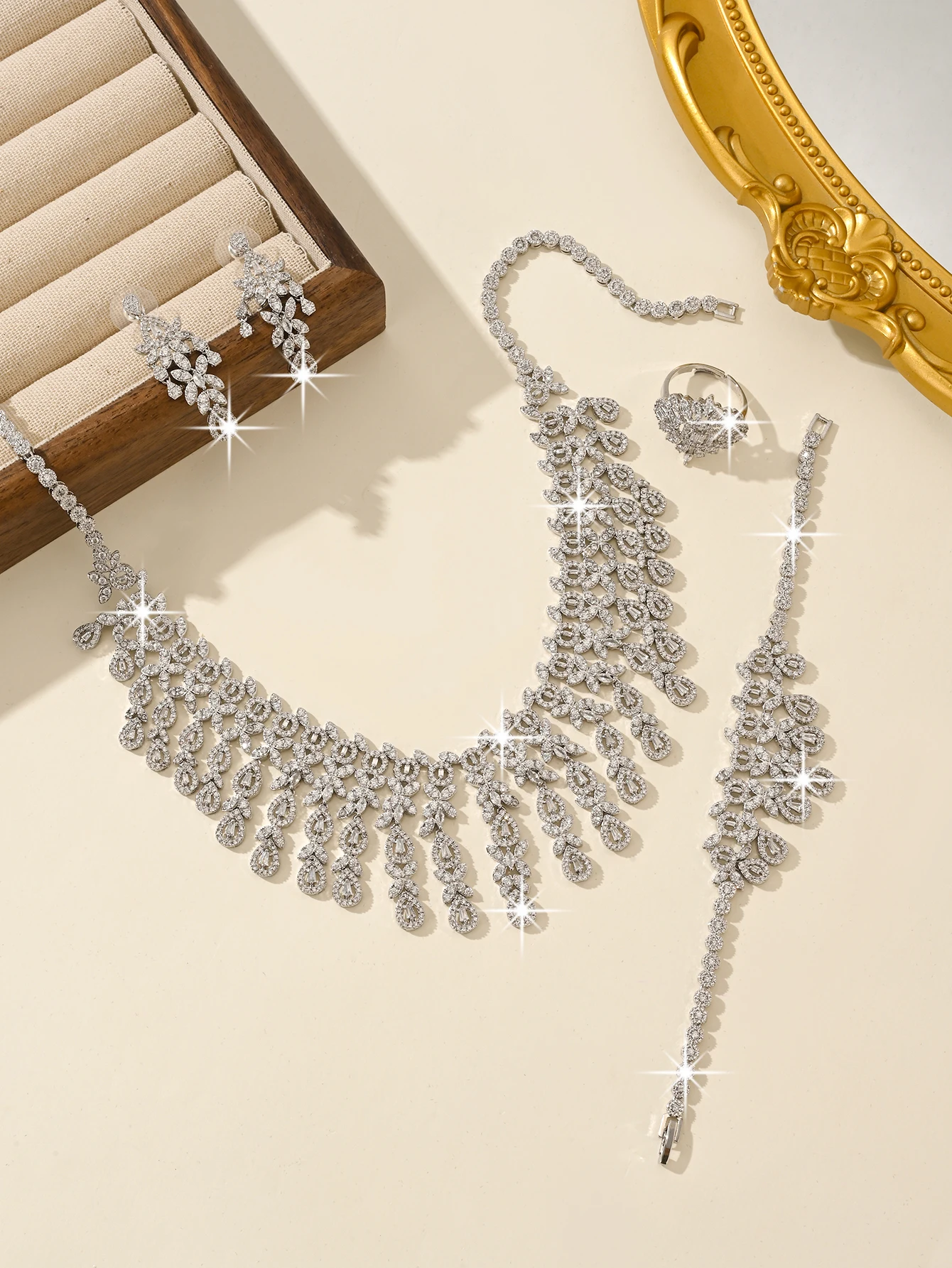 Большой свадебный комплект с платиновым покрытием и кисточками в виде листьев