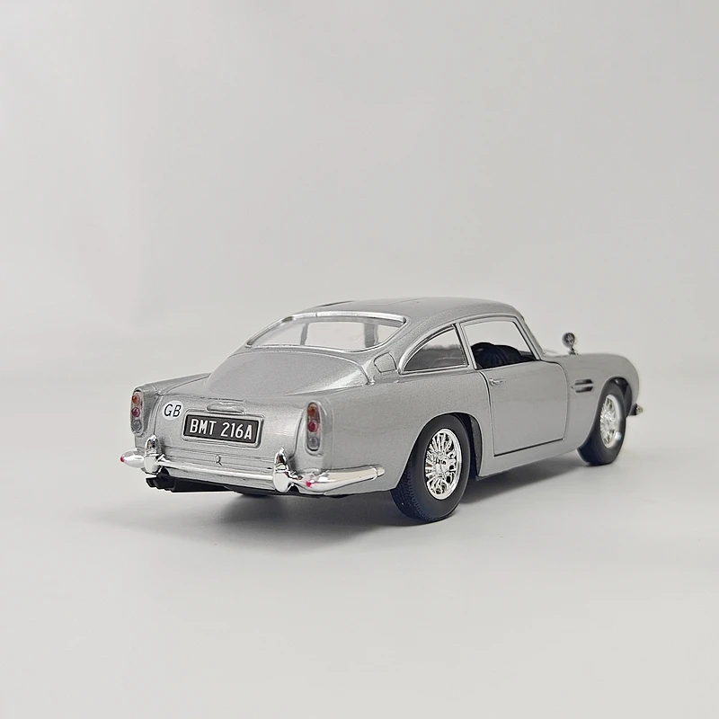 Фото Модель автомобиля Aston Martin DB5 Джеймса Бонда 007 в масштабе 1:24, коллекционная, из сплава, с открывающимися дверями. №2