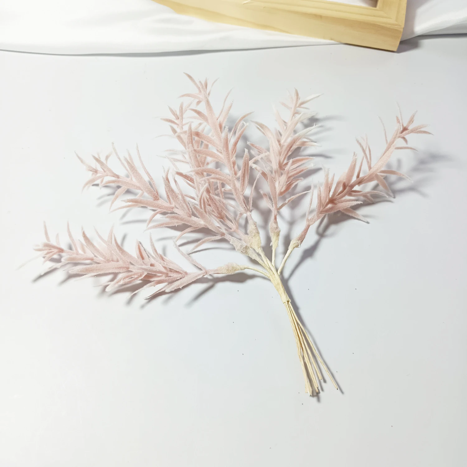 

Розовые искусственные цветы для декора