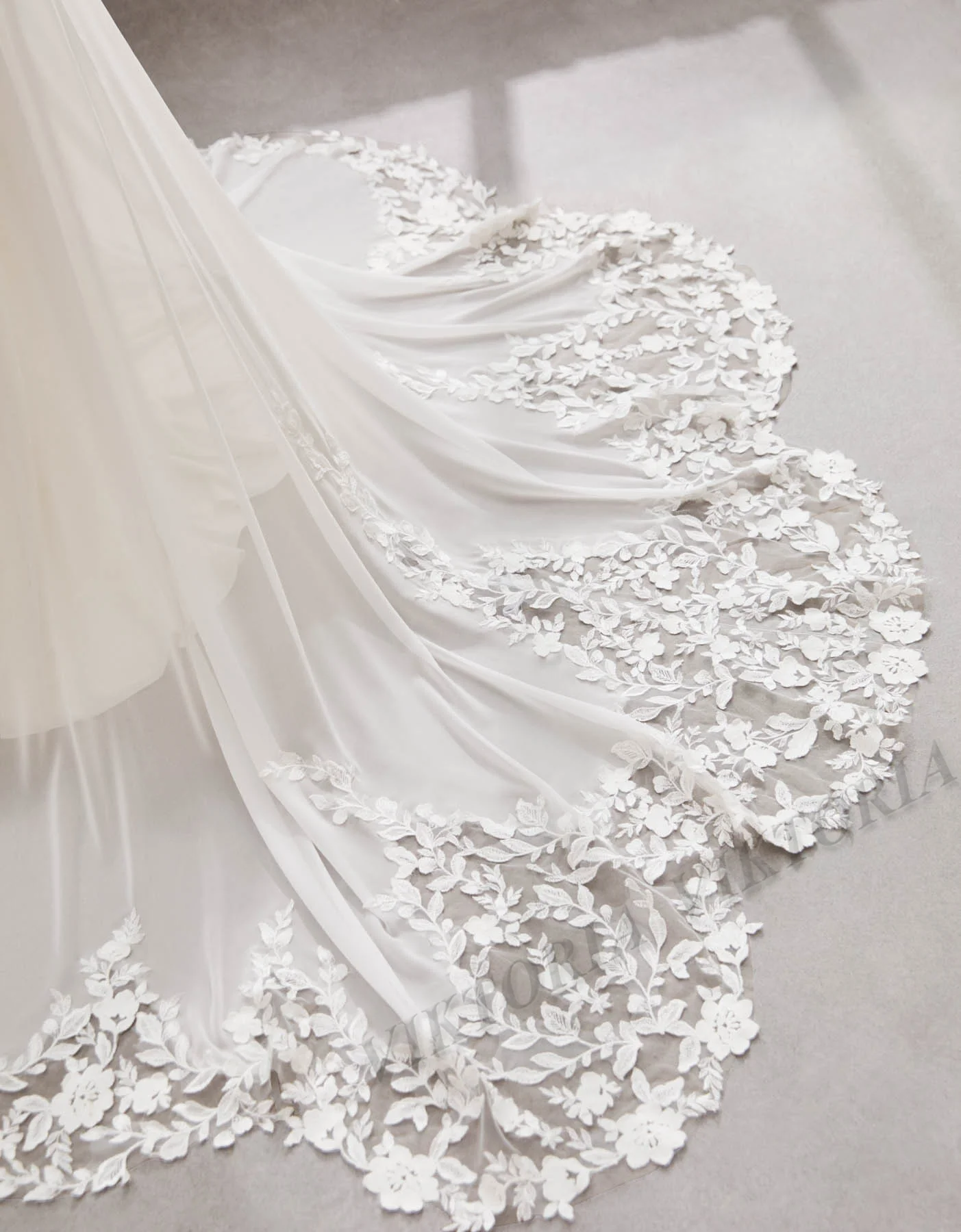 Шифоновое платье с открытыми плечами и пуговицами аппликацией