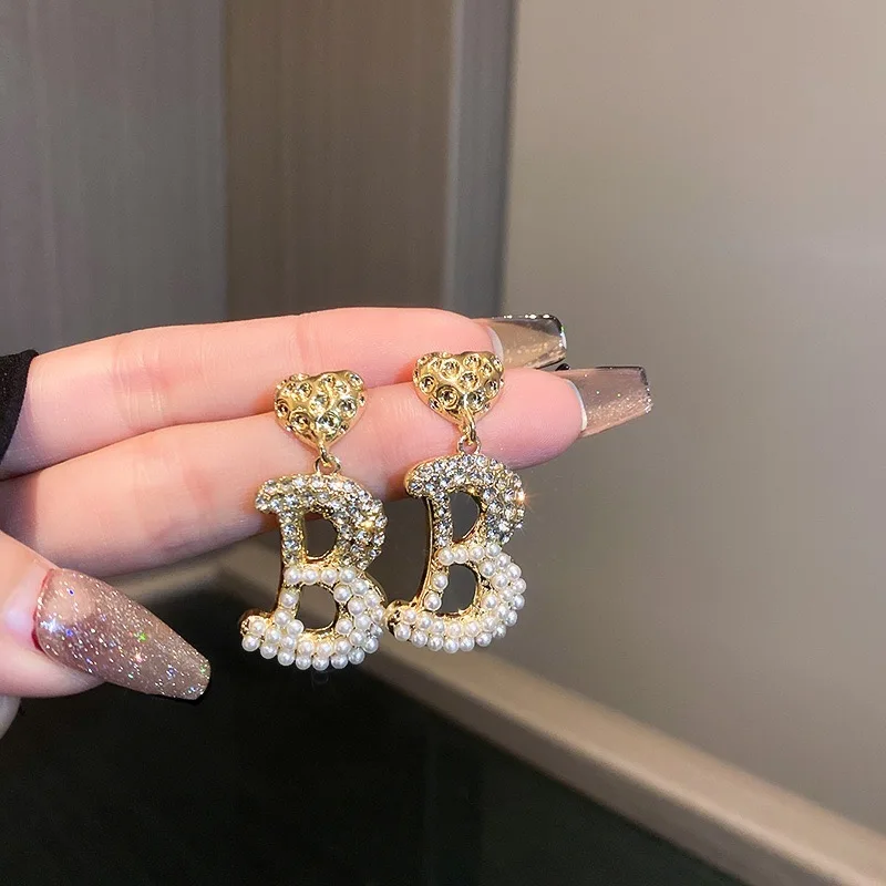 

Elegant Style Pearl Letter B Earrings Retro Design Korean Style Gentle Temperament Pure And Sweet Fashion Jewelry Wholesale