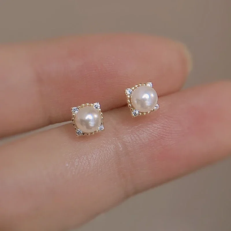 

Женские серьги-гвоздики из серебра 925 пробы, с жемчугом и цирконом