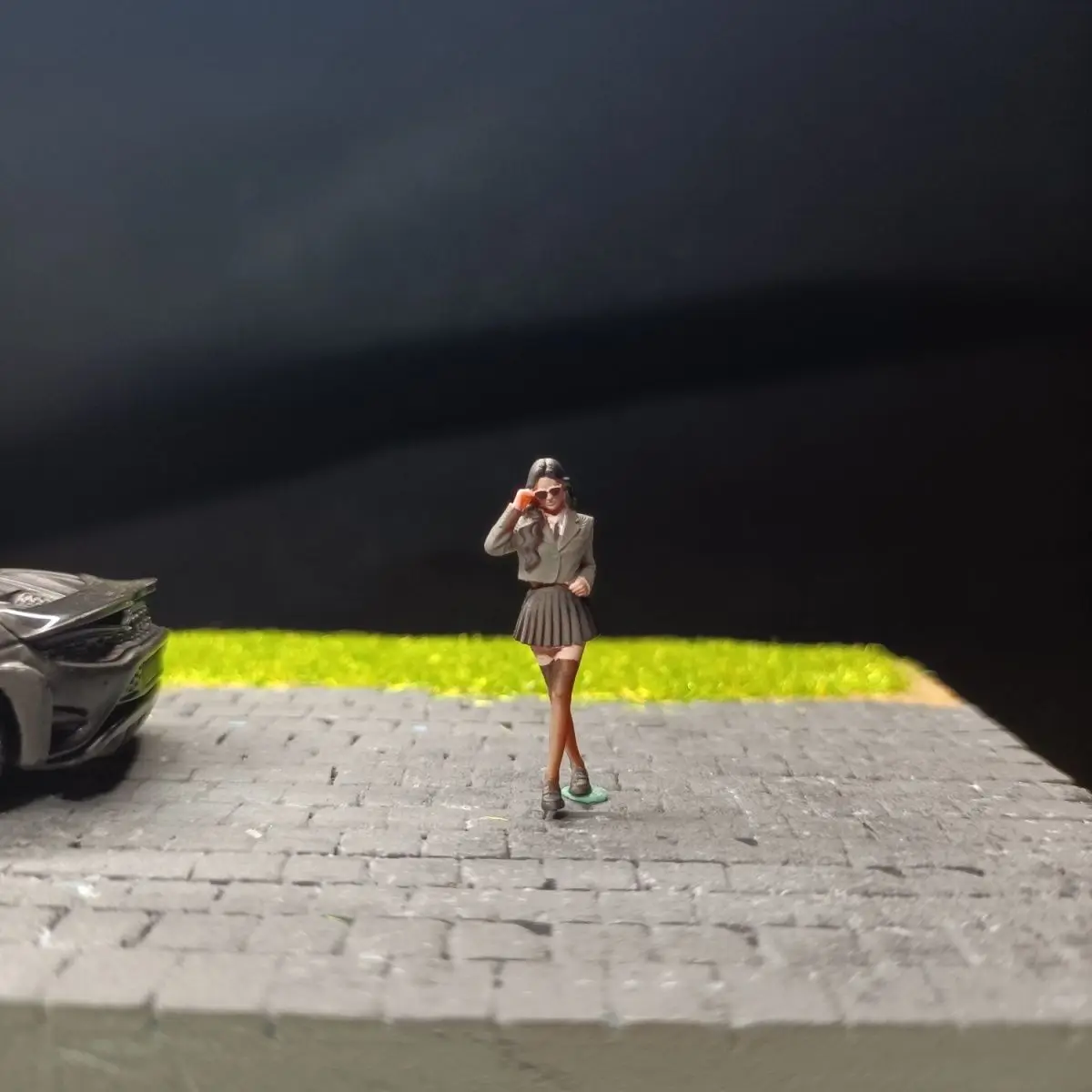 Фото Миниатюрная модель 1:64: Фигурка девочки в чулках для диорамы, реквизит для сцен из смолы №2