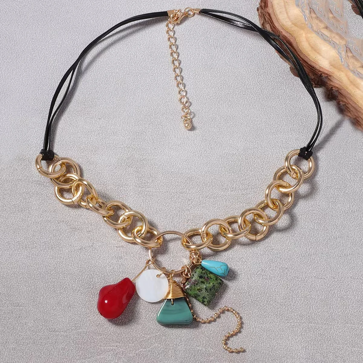 Ожерелье с подвеской в стиле ретро