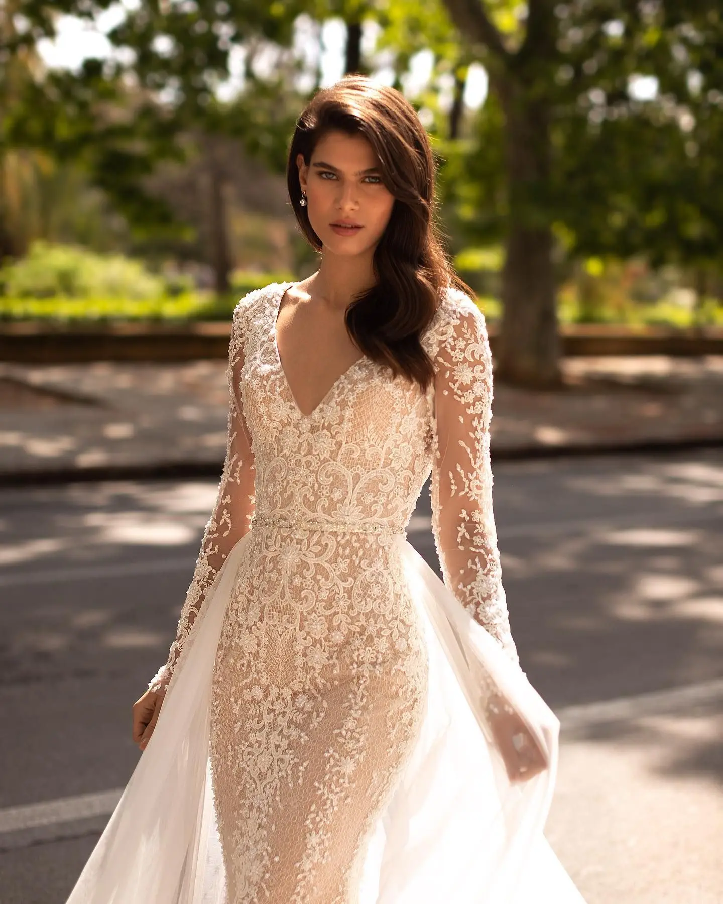 Женское свадебное платье со съемным шлейфом классическое с длинными рукавами и