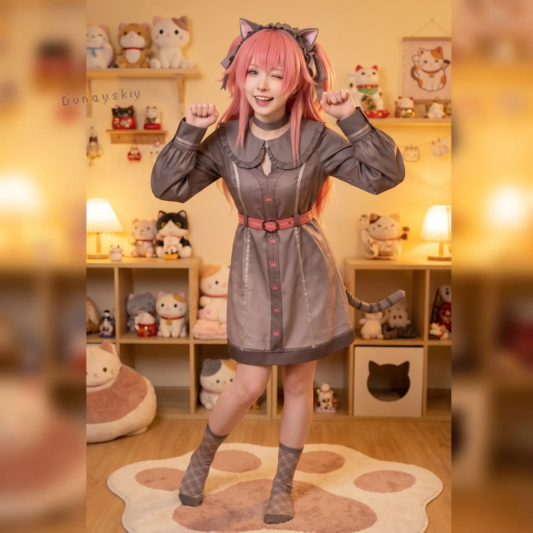 Фото Костюм Momoi Airi Kawaii Neko: Платье Y2K с кошачьими ушками, пушистым хвостом и узором в виде кошачьих лапок, цвет шоколад, для косплея по аниме и игре Project Sekai №1