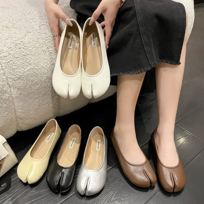 Женские тапочки Tabi из полиуретана