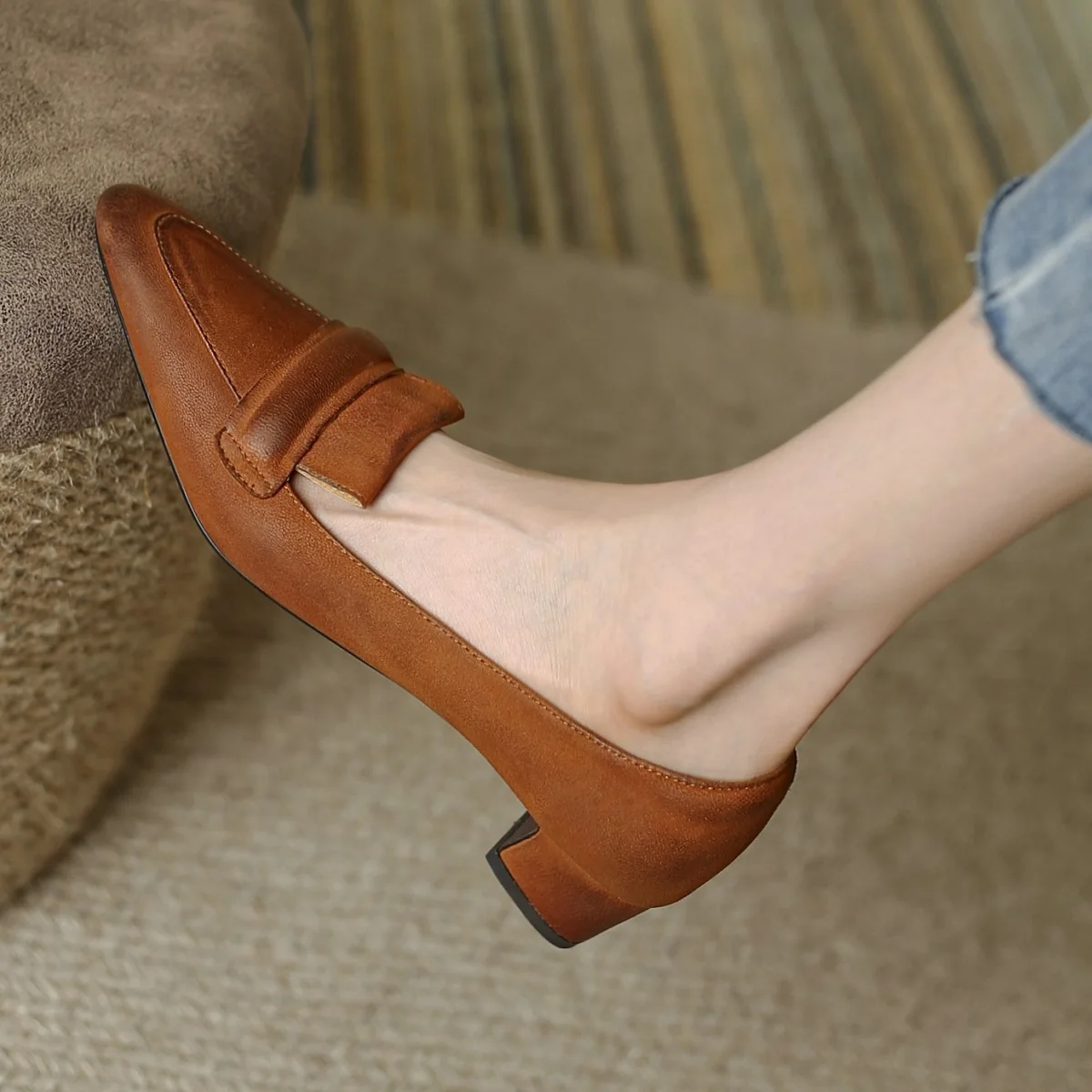 

Женские туфли из овечьей кожи на толстом каблуке 4 см