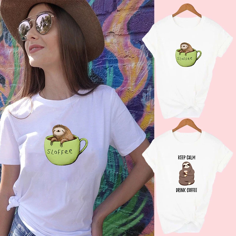 

Футболка женская с принтом Ленивец и кофе, повседневный модный топ с графическим принтом, винтажная Милая рубашка с круглым вырезом, на лето