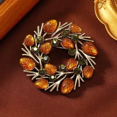 Броши-венки из соснового ореха