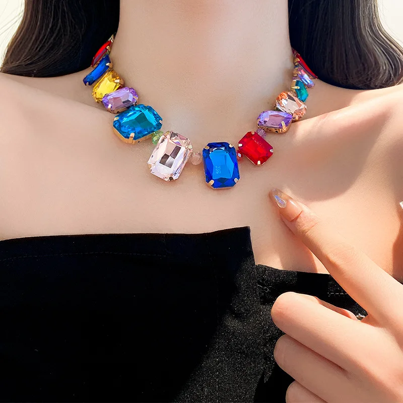 

Женское прямоугольное колье-чокер с кристаллами