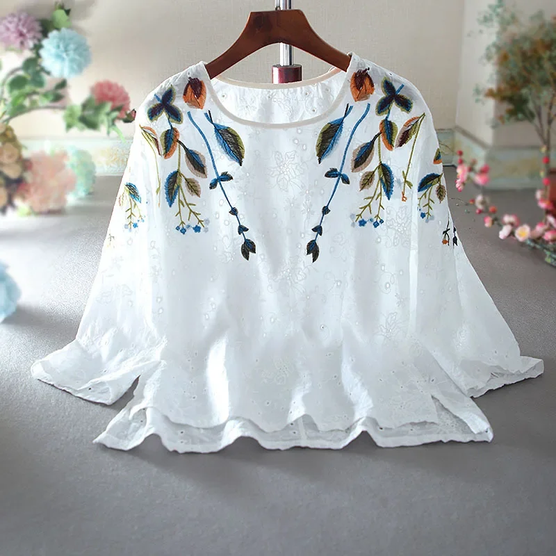 Женский свободный пуловер с цветочной вышивкой и кружевом круглым вырезом