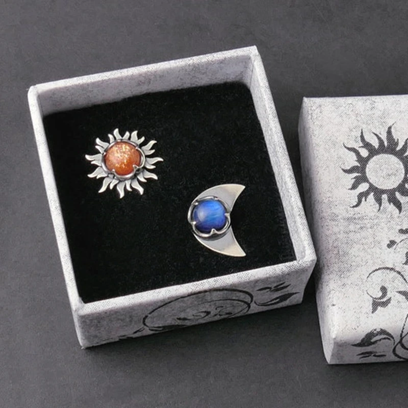 Женские серьги-гвоздики с лунным камнем серебряного цвета |