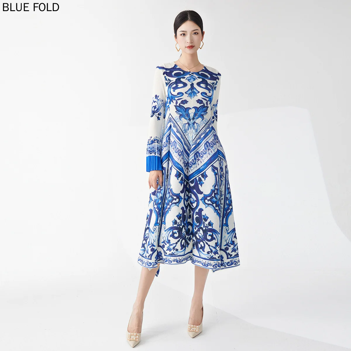 Женское свободное сине-белое фарфоровое платье рукав-труба облегающий крой