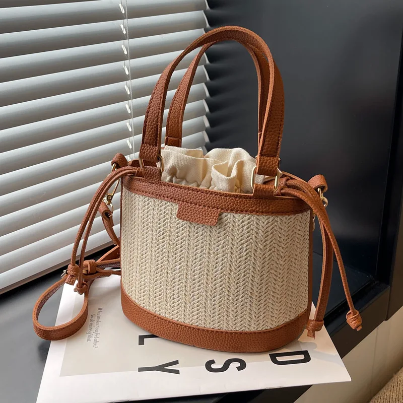 

Маленькая нишевая дизайнерская плетеная Сумка из соломы, новинка 2023, женская сумка, летняя модная универсальная сумка через плечо, сумка-ведро для воды, женская сумка