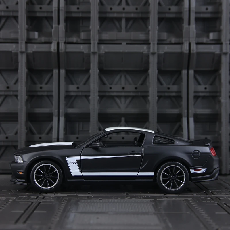 Фото Модель автомобиля Maisto 1:24 Ford Boss 302 из сплава, с открывающимися дверями и капотом, подходит для коллекционирования. №2