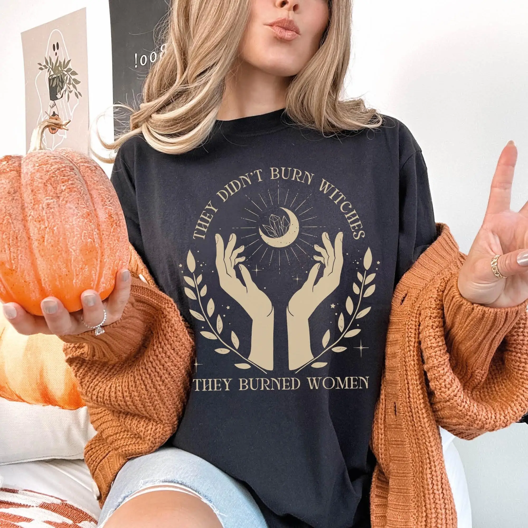 They Didn't Burn Witches Burned Женская феминистская футболка ведьмы Комфортные цвета