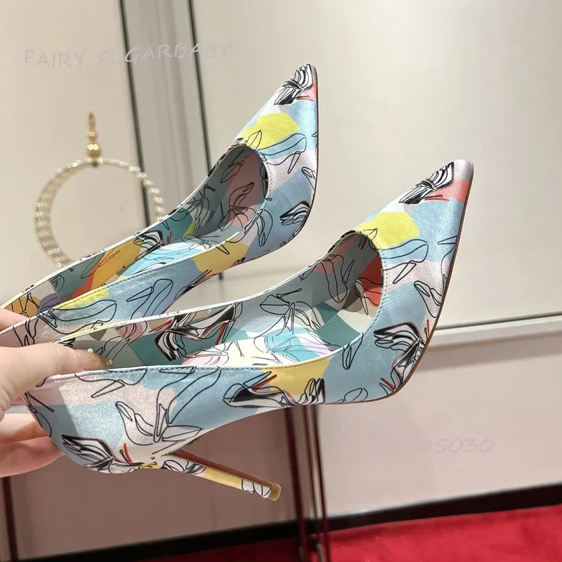 Женские разноцветные атласные туфли-лодочки с граффити серые белые шелковые