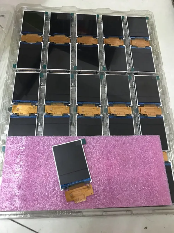 Дисплей полноцветный TFT с разрешением 240x320, диагональю 2,4 дюйма, интерфейсом SPI и контроллером ILI9341. Контактная площадка отсутствует, шаг контактов - 0,8 мм. Угол обзора широкий. Тип крепления - пайка.