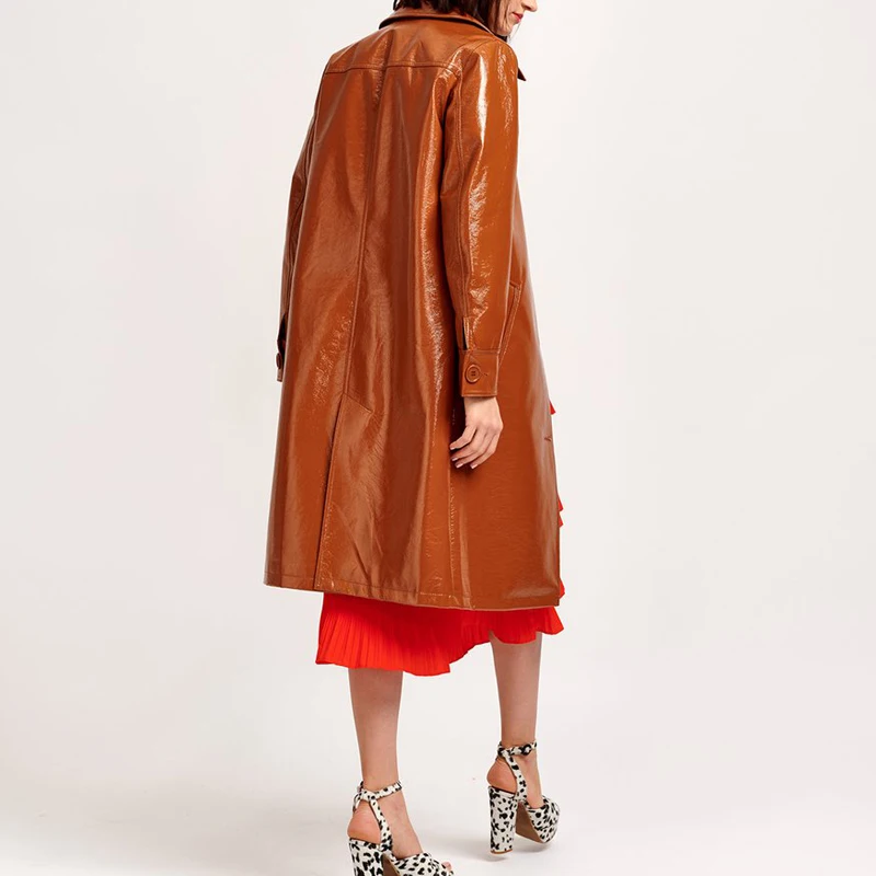 Женский плащ из натуральной кожи однобортный с отложным воротником и широким