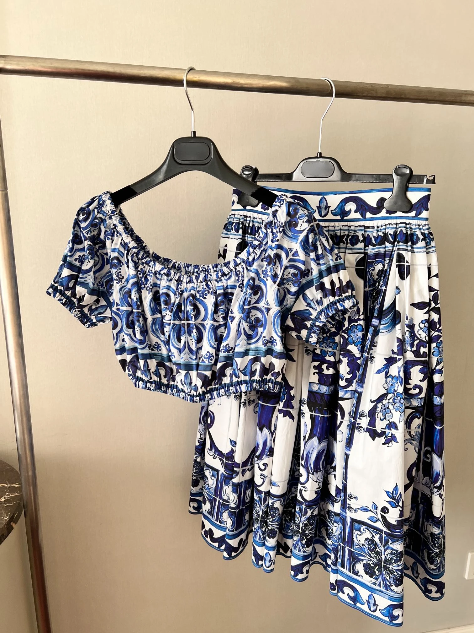 

2022 Summer Easy Matching Top Quality Cotton Blue Baroque Floral Symetrical Print Off The Shoulder Elastic Waist Crop Top Lady