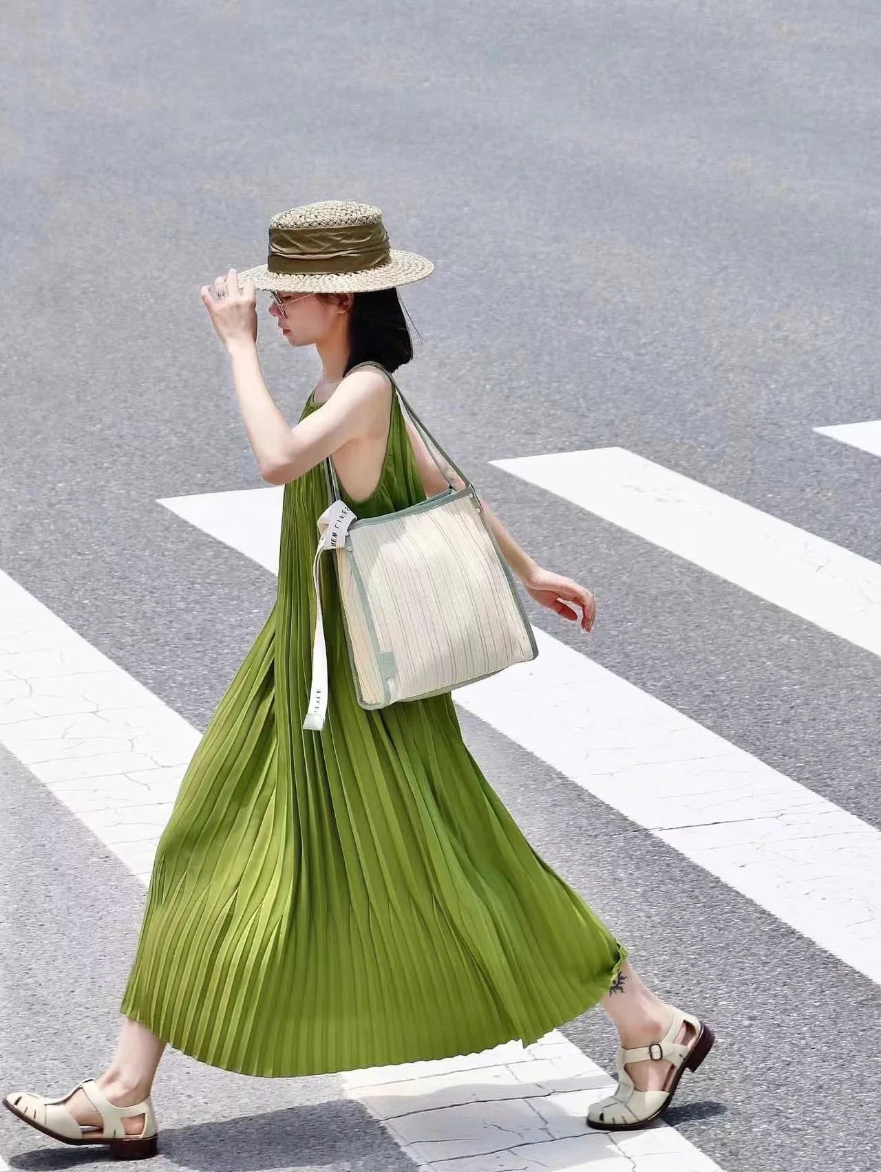 

New Summer Simple Retro Dress Women Round Neck Backless Solid Green Sleeveless Dresses Korean Casual All Match Clothing Outwear