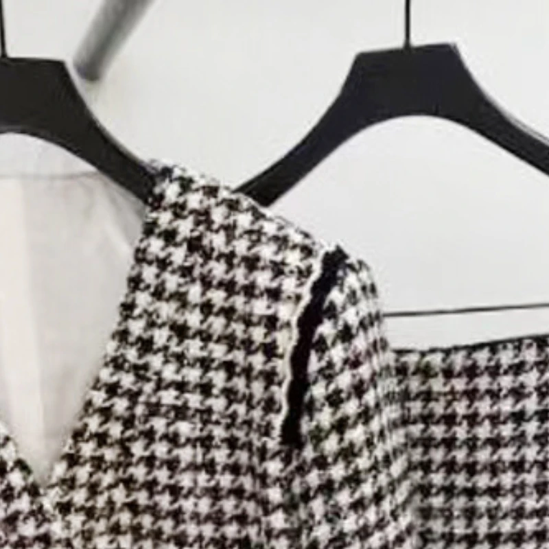 

2023 Early Autumn New Retro V-neck Tweed Breasted Coat + Skirt