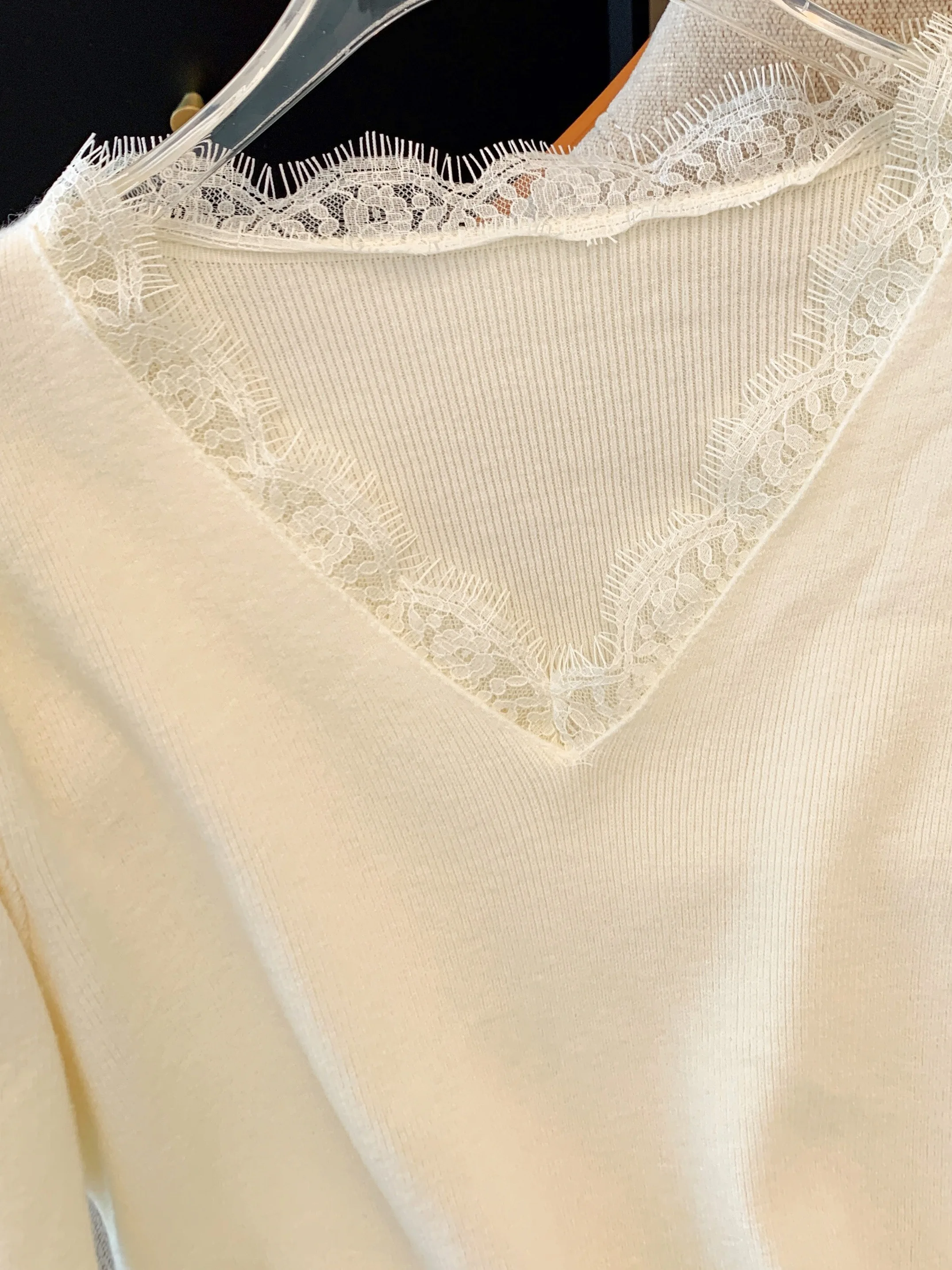 Белый вязаный женский свитер с v-образным вырезом и кружевной строчкой