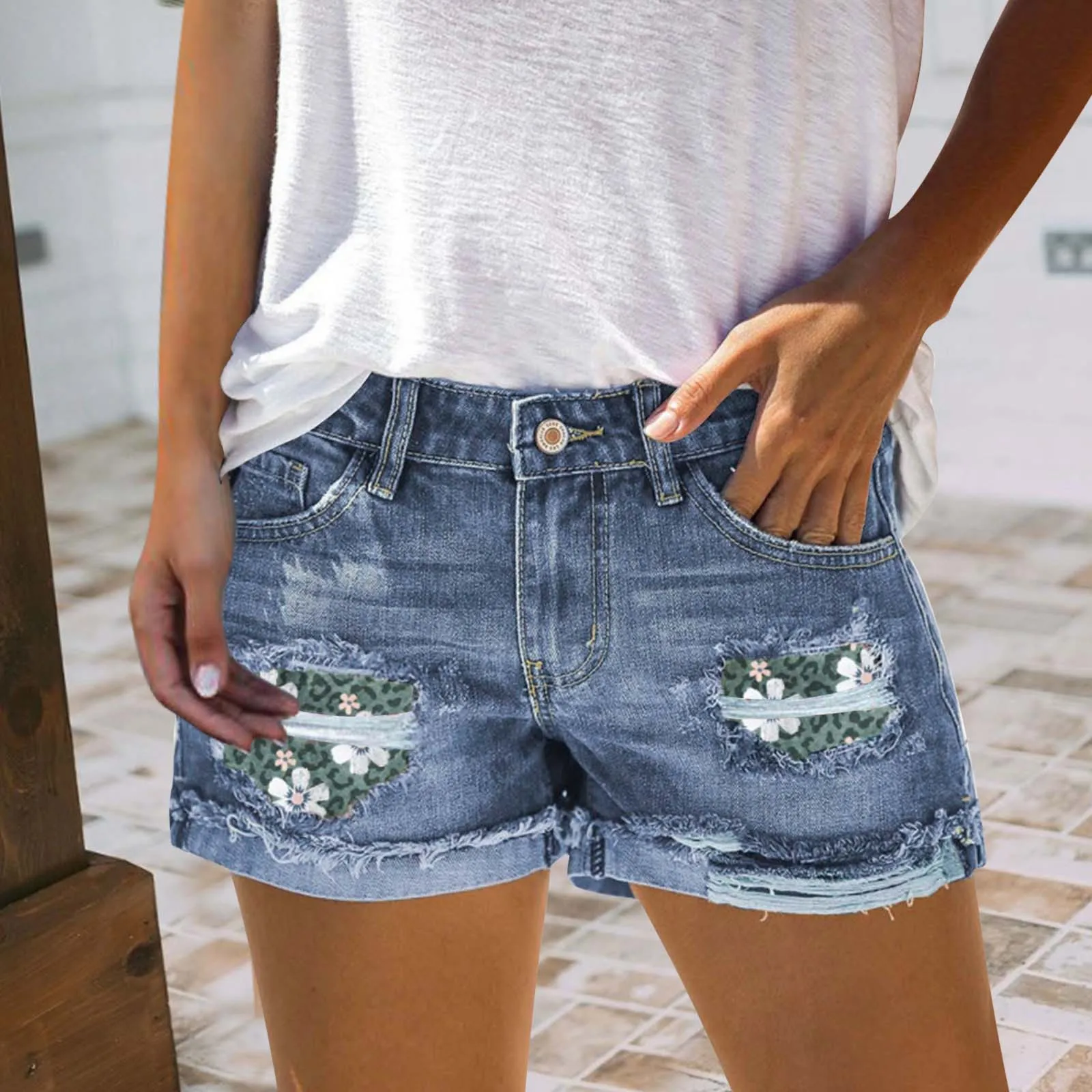 

Женские рваные джинсовые шорты, летние шорты со средней посадкой, с бахромой и нашивкой, джинсовые шорты с дырками, хипстерская уличная одеж...