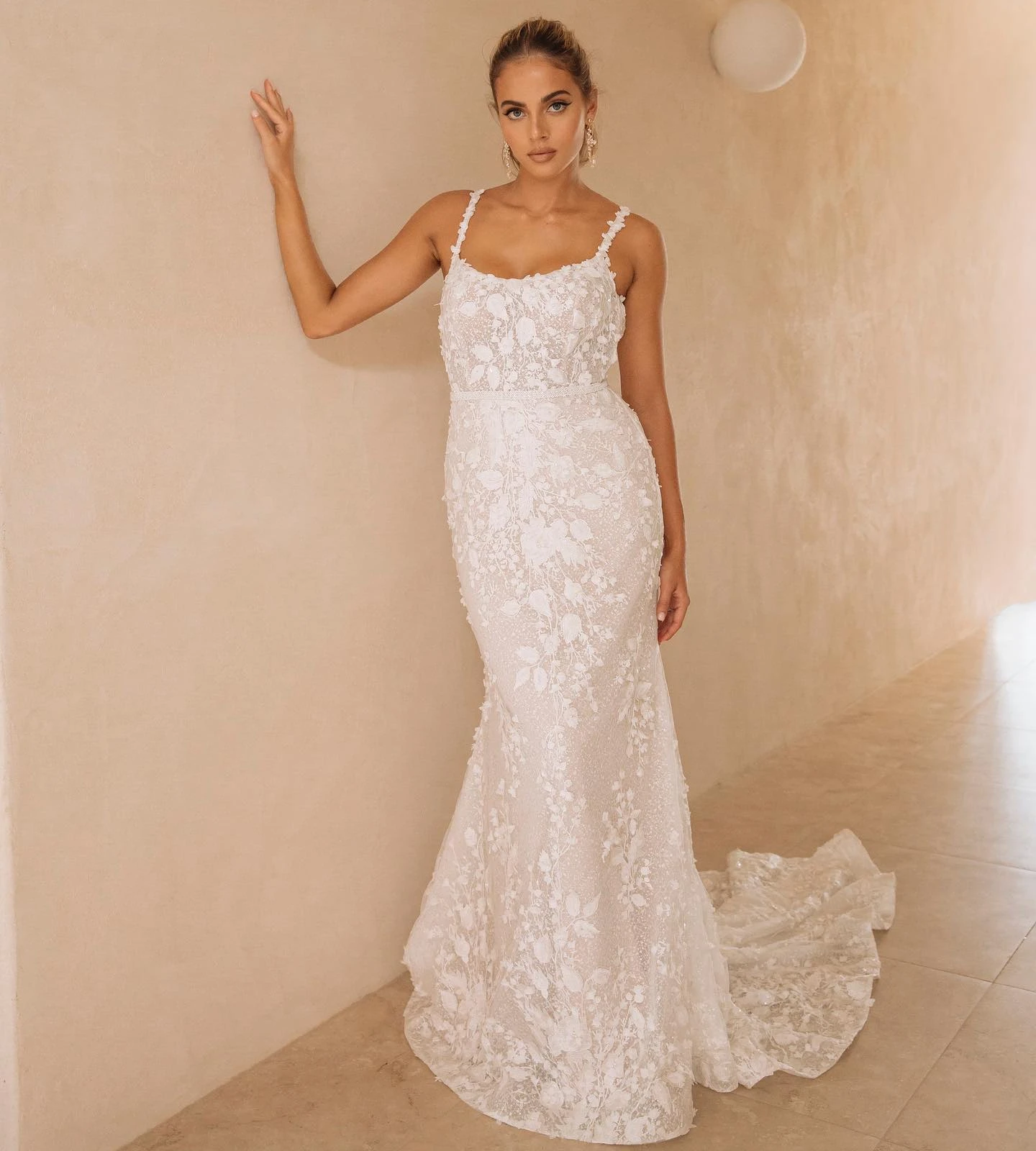 

Charming Mermaid Wedding Dresses Lace Appliqued Bridal Gowns with Long Train Sexy Backless Floor Length Robes de Mariee