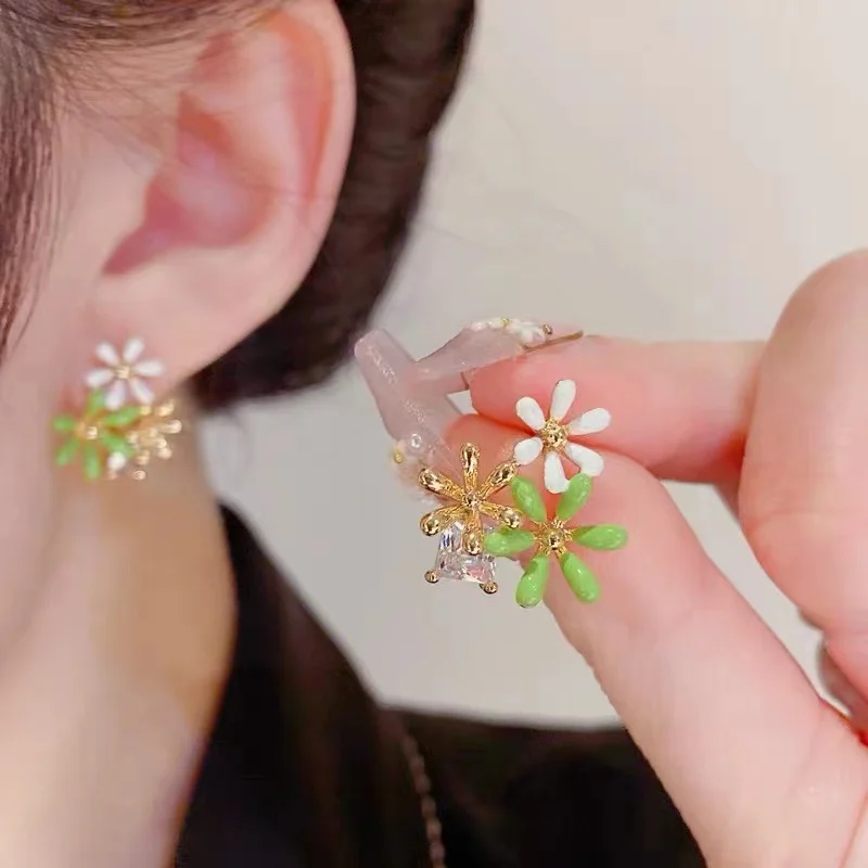 

Fashion Three Flower Earrings Ladies Lovely Delicate Personality Geometric Crystal Rhinestone Stud Earrings Wedding Jewelry Gift