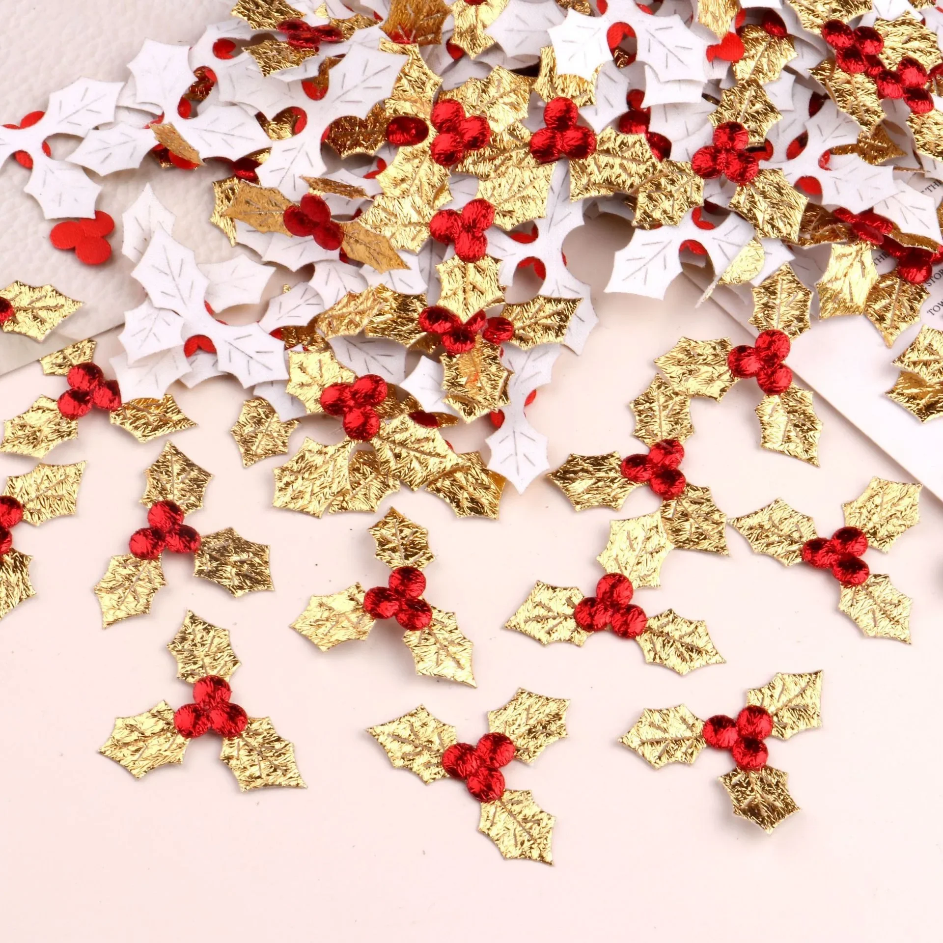 

Рождественские аппликации из блестящей ткани