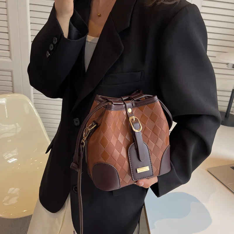 Women New Retro Fashion Bucket Shoulder Bags Contrast Rhombus Crossbody Bags Simple Portable Trend Commute Mobile Phone Storage