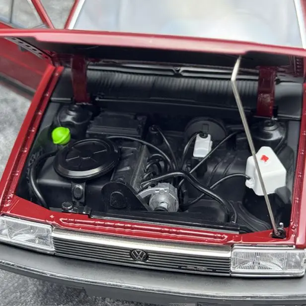 Фото Коллекционная модель автомобиля Volkswagen Passat B2 Santana 1983 года, масштаб 1:18, классический седан из сплава, подарок, винтажная модель для игр и коллекций №3