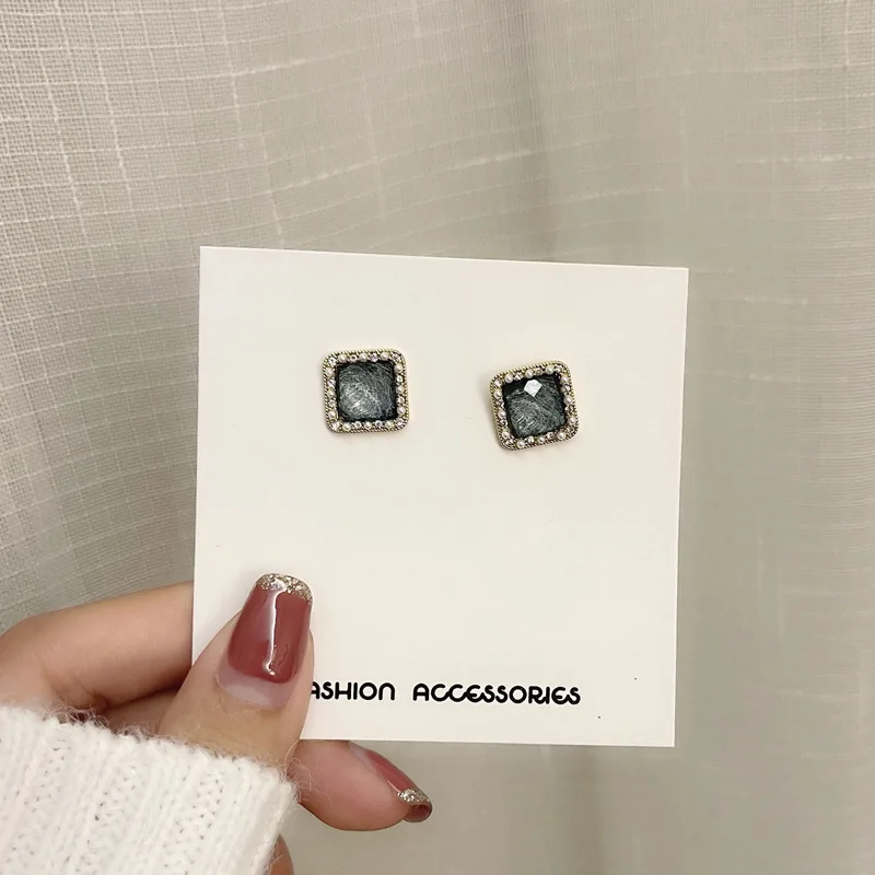 

Женские квадратные серьги с жемчугом и фианитом