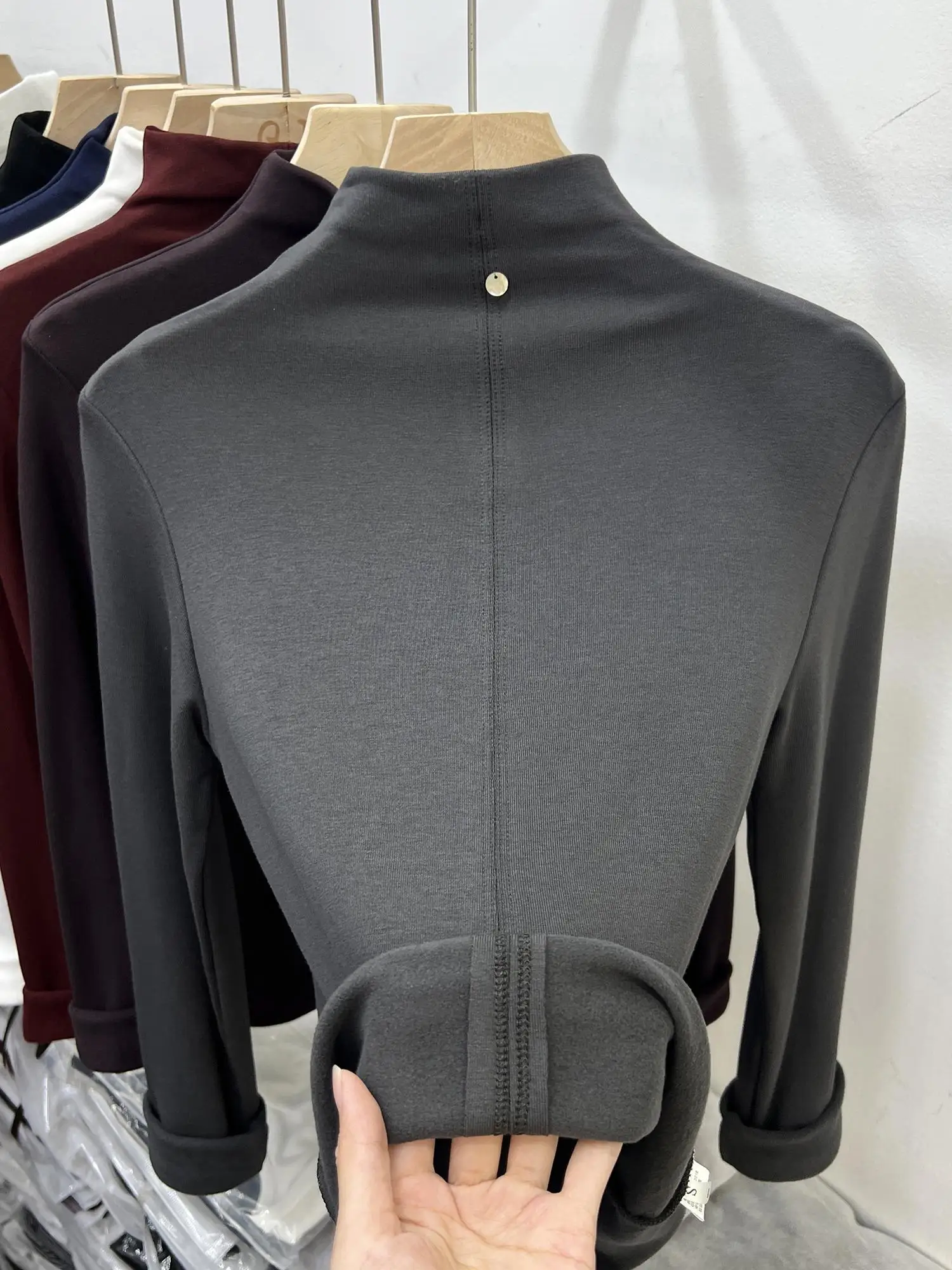 Высококачественная серая трикотажная рубашка с высоким воротником и длинными