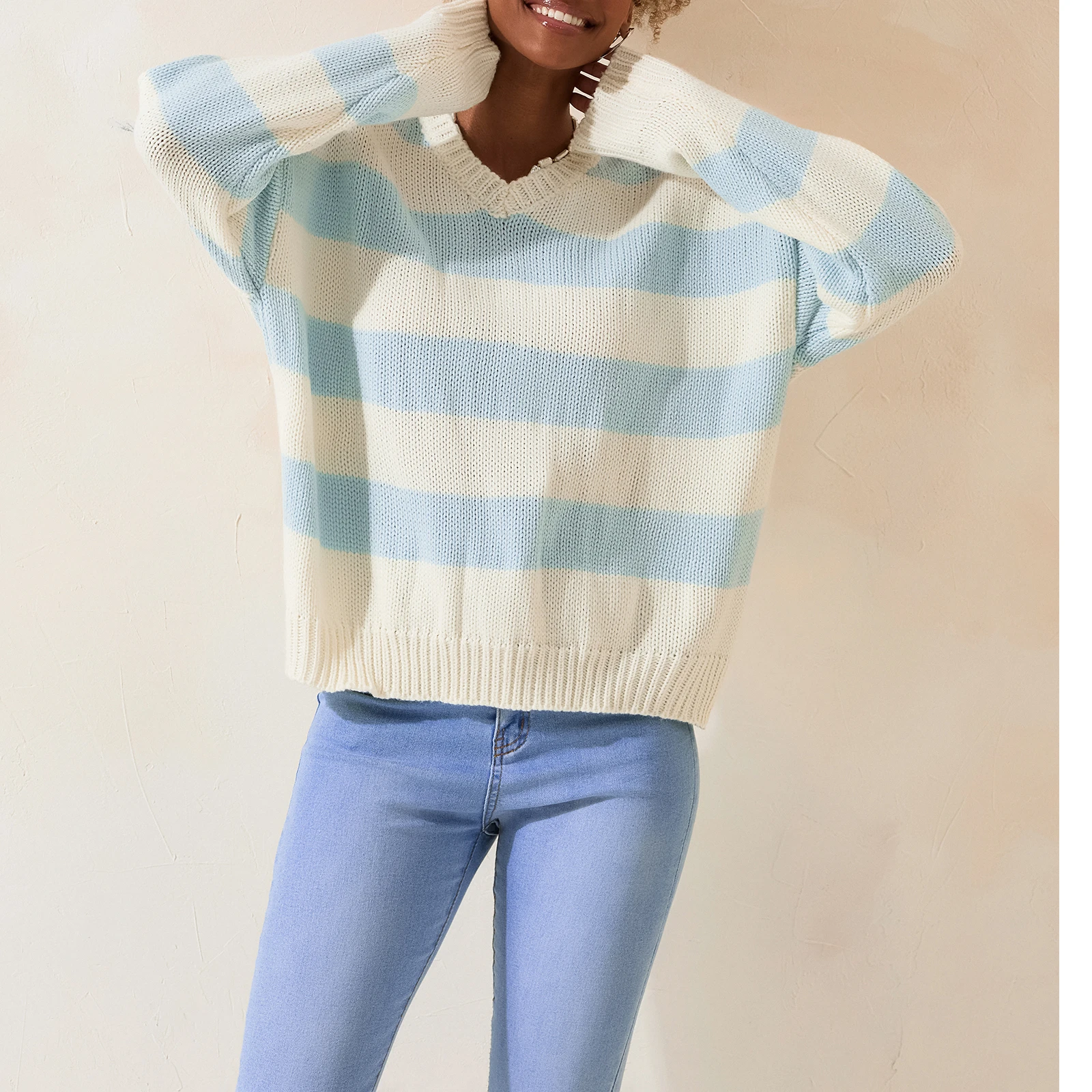 Женский осенний полосатый свитер с заниженными плечами и длинным рукавом