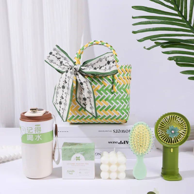 Подарочный набор зеленой тканой сумки. Чашка для воды полотенце веер подарочный