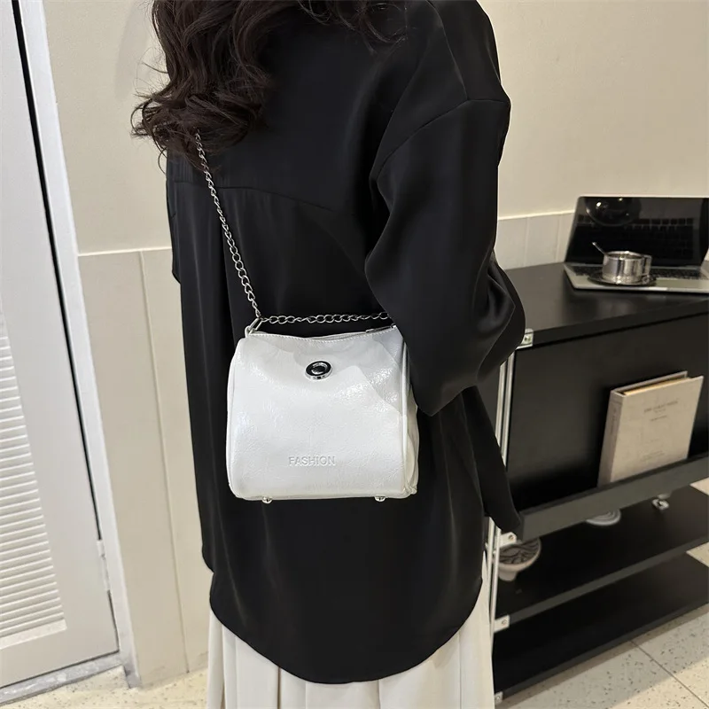 Niche Women's Elegant High Sense Small Square 2023 New Texture Leisure Chain Shoulder Messenger Bag