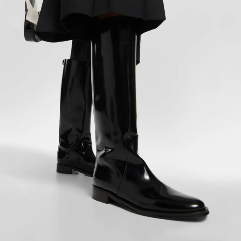 Arden Furtado 2024 осенние сапоги до колена из лакированной кожи с металлической пряжкой