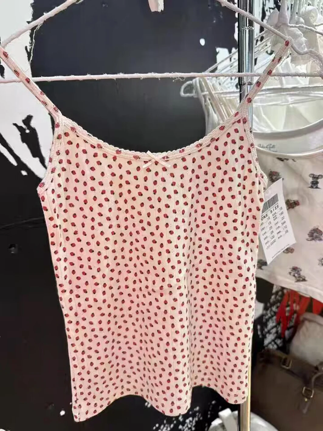 Тонкий укороченный топ с клубничным принтом женский милый без рукавов люверсами