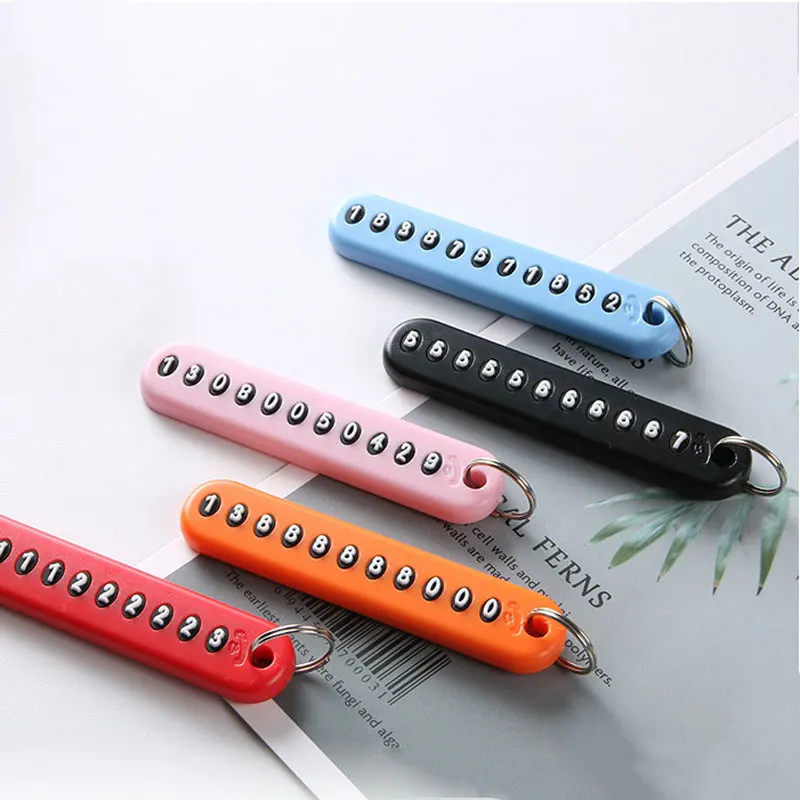 

Автомобильный брелок с табличкой с номером телефона и защитой от потери