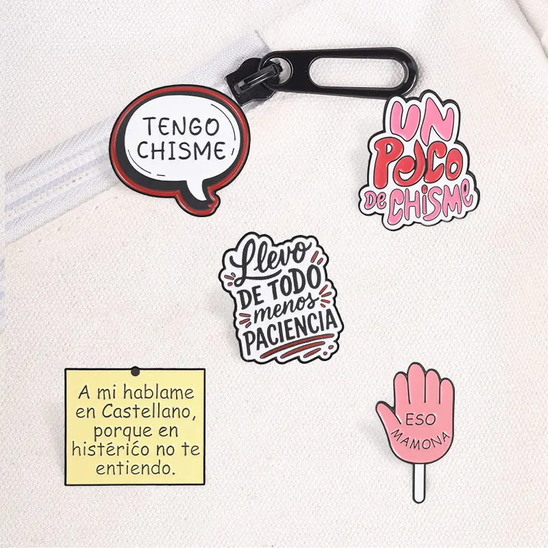 Фото Значок-пин «Un Poco De Chisme Tengo Chisme» на испанском языке, розовый, милый мультяшный значок для испаноговорящих и забавный аксессуар для одежды №3